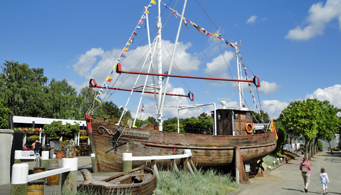 Ein original Holzfischkutter vor Anker