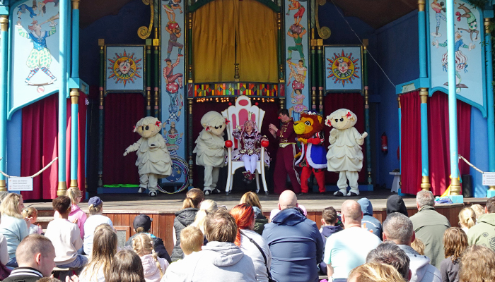 Clownsduo Kolobov auf der Freilichtbühne des Alten Jahrmarkts