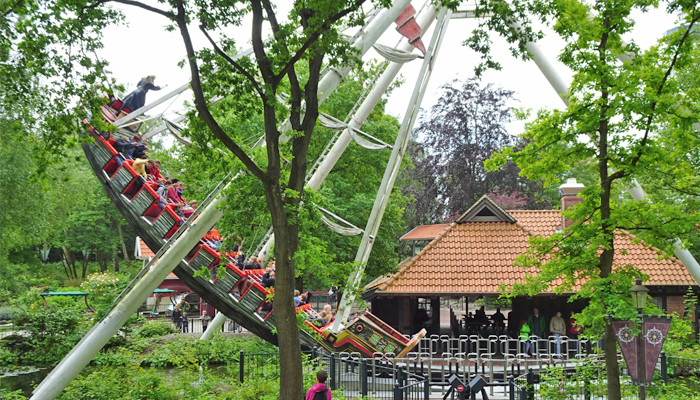 Schaukelnd über die Wellen peitschen