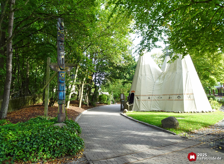 Abenteuerland - Großes Wigwam und Materpfahl