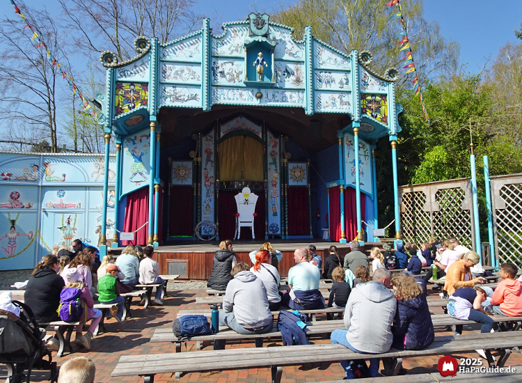 Alter Jahrmarkt - Besuchende warten vor der Freilichtbühne