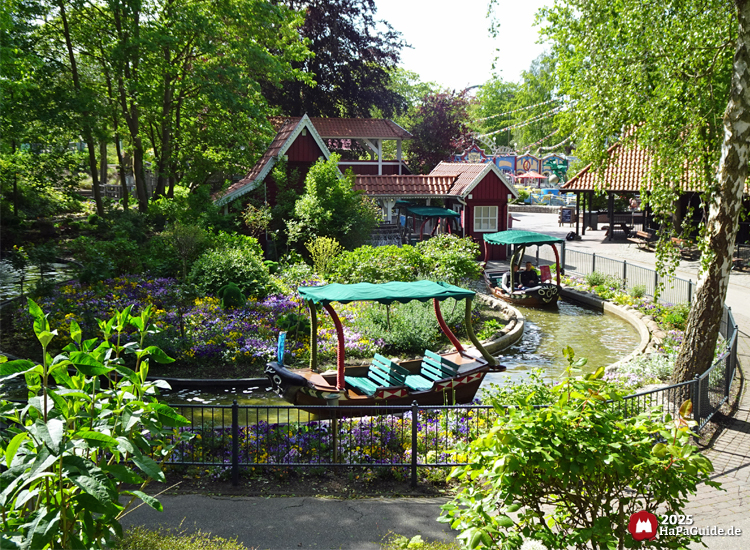 Alter Jahrmarkt - Blick auf große Kurve und Station Blumenmeerbootsfahrt