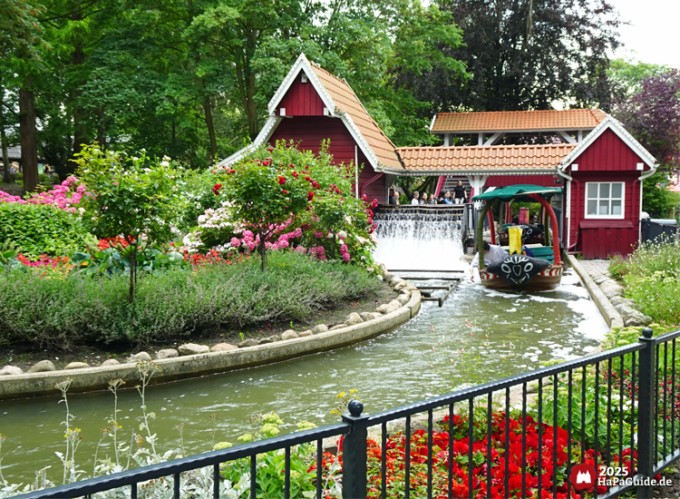 Alter Jahrmarkt - Ein Boot verlässt den Bahnhof der Blumenmeerbootsfahrt