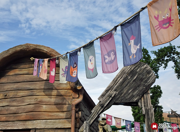 Awildas Abenteuerfahrt - Bunt gespannte Fahnenketten