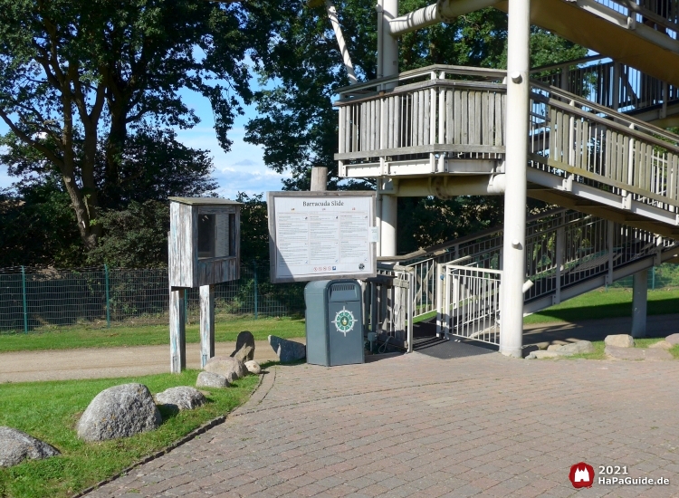 Barracuda Slide - Aufgang Turm mit Sicherheitstafel