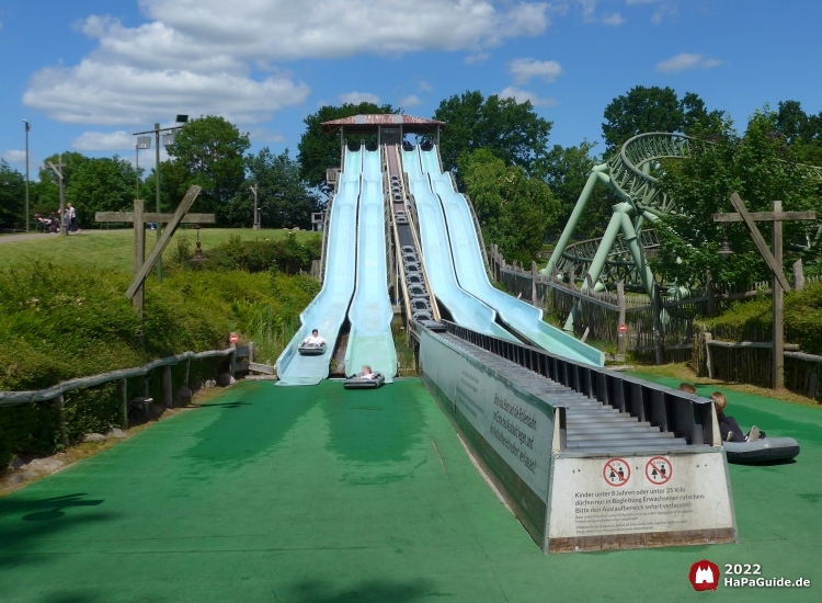 Barracuda Slide - Vier Rutschbahnen und das mittige Förderband