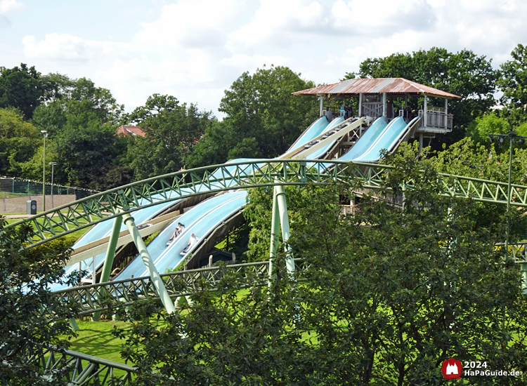 Barracuda Slide - Wellenrutsche hinter den Schienen Kärnans