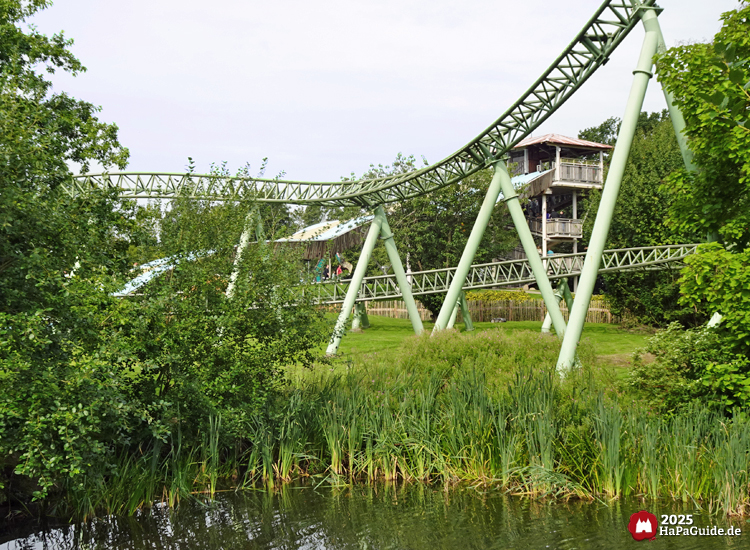 Barracuda Slide - Blick durch die Schienen Kärnans auf die Wasserbahn