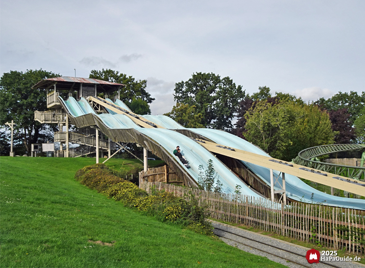 Barracuda Slide - Schräge Seitenansicht der vier Rutschen