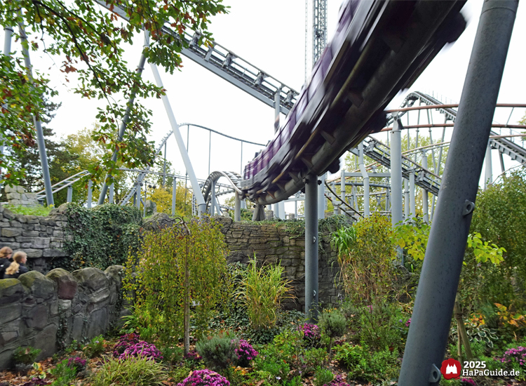 Bezauberndes Britannien - Nessie überfährt ihren bewachsenen Innenhof