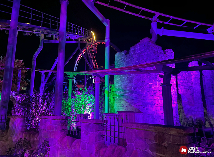 Bezauberndes Britannien - Nessies Looping beleuchtet bei Dunkelheit