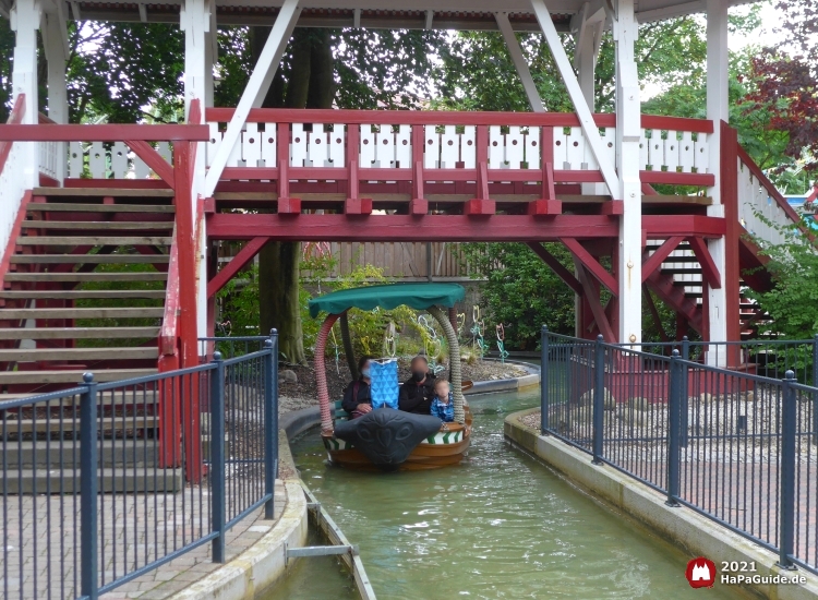 Blumenmeerbootsfahrt - Boot durchfährt Brücke