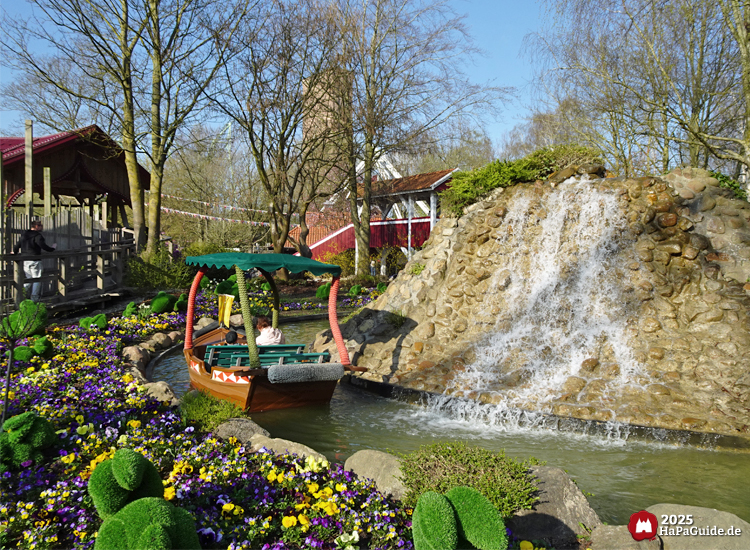 Blumenmeerbootsfahrt - Boot passiert Wasserfall