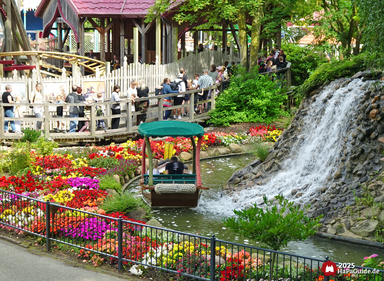 Blumenmeerbootsfahrt - Vorbeifahrt am Wasserfall während Besuchende auf den kleinen Zaren warten