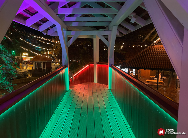 Blumenmeerbootsfahrt - Beleuchtete Zugangsbrücke