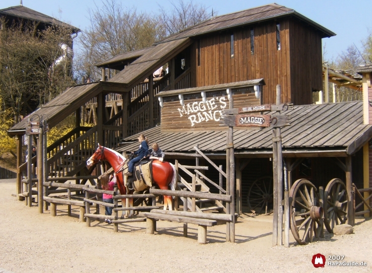 Ein Pferd als Foto Punkt vor Maggie's Ranch