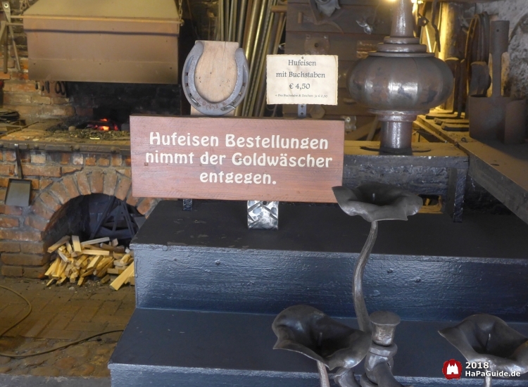 Schild Hufeisenbestellungen nimmt der Goldwäscher entgegen in der Schmiede General Blacksmithing