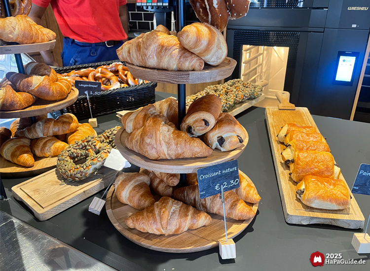 Brezelshop - Ständer mit Croissants und Schokobrötchen