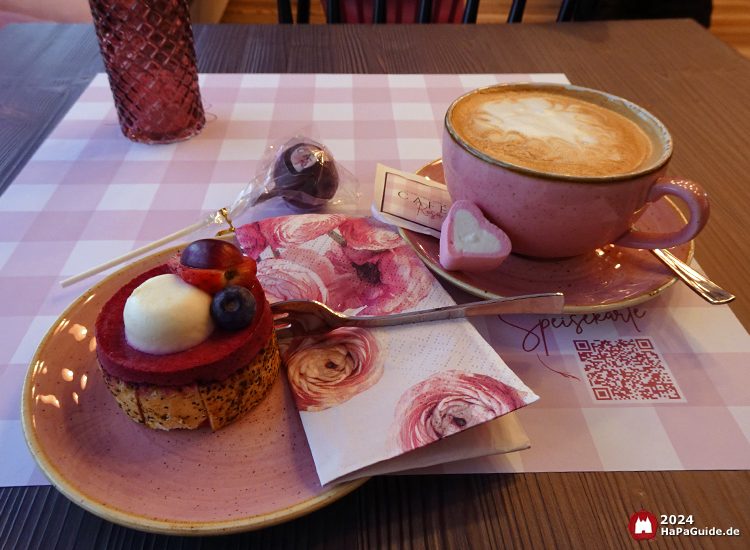 Café Rosa - Cassis Törtchen, Cappuccino, Cakepop