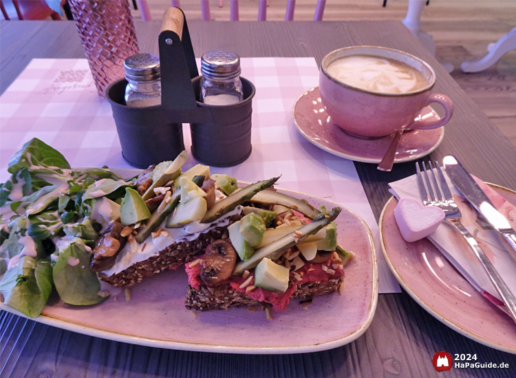 Café Rosa - Vollkornbrot mit Frischkäse und Rote Beete Hummus