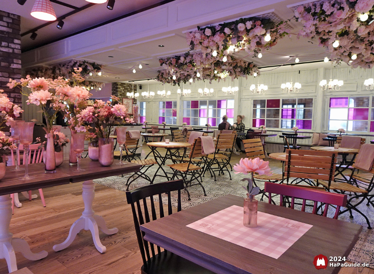 Café Rosa - Blick durch das rosa Café mit vielen Blumen