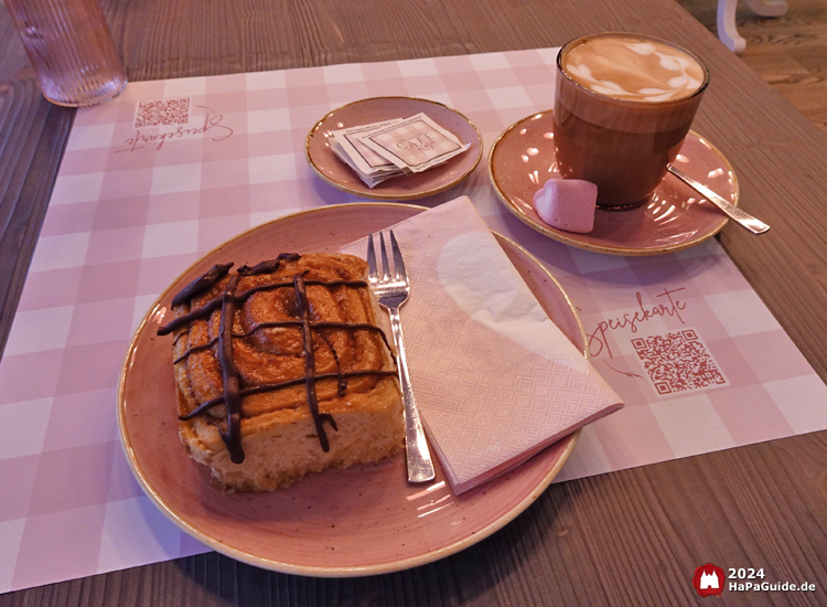 Café Rosa - Zimtschnecke und Flat White
