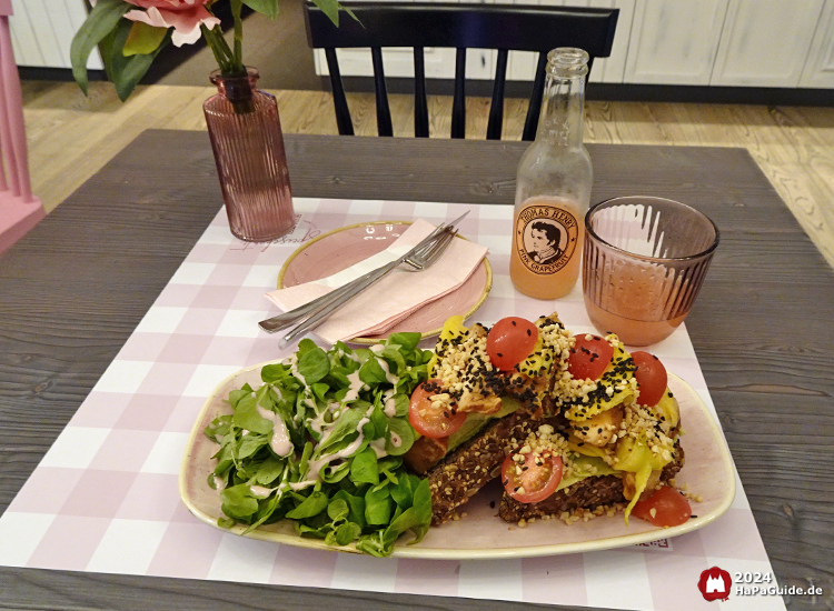 Café Rosa - Brot mit Teriyaki Chicken und Feldsalat