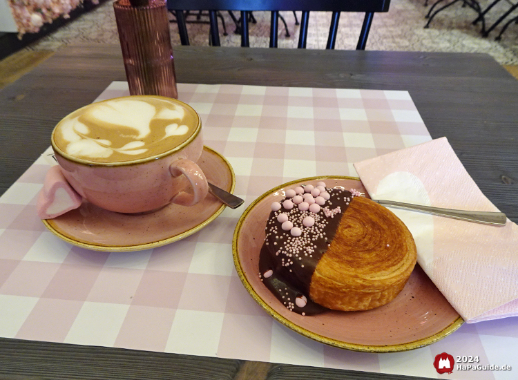 Café Rosa - Croissant Roll und Cappucchino