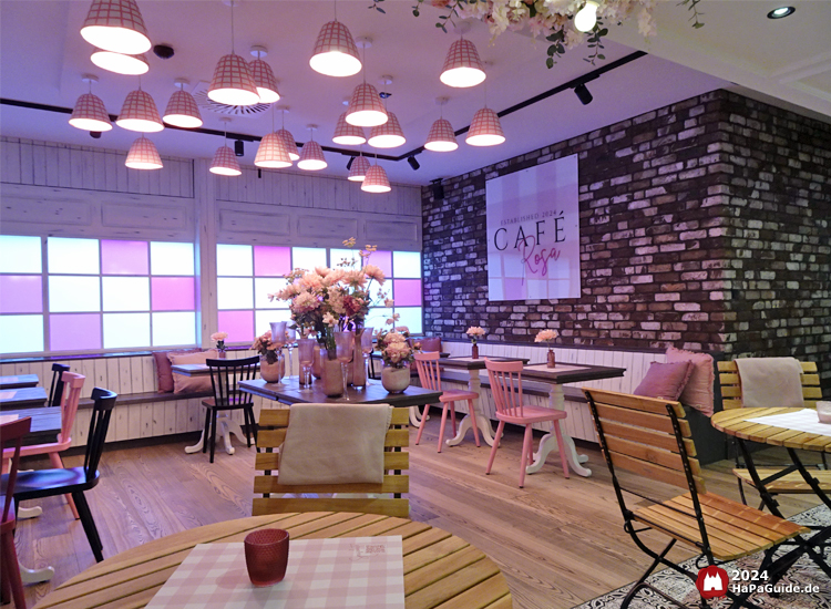 Café Rosa - Tische im Café