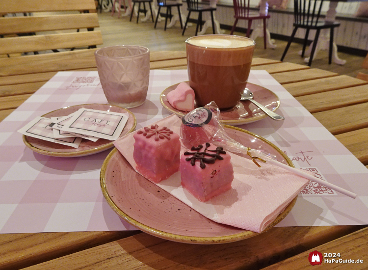Café Rosa - Kleine Süßigkeiten auf einem Teller