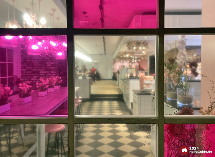 Café Rosa - Blick durch die rosa Fenster ins Innere