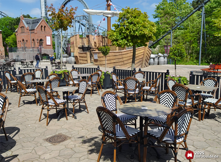 Café Rosa - Außenterrasse vor der Hansekogge