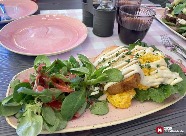 Café Rosa - Sandwich mit Brioche und Rührei