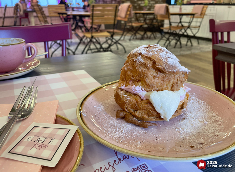 Café Rosa - Windbeutel mit rosa Schlagsahne