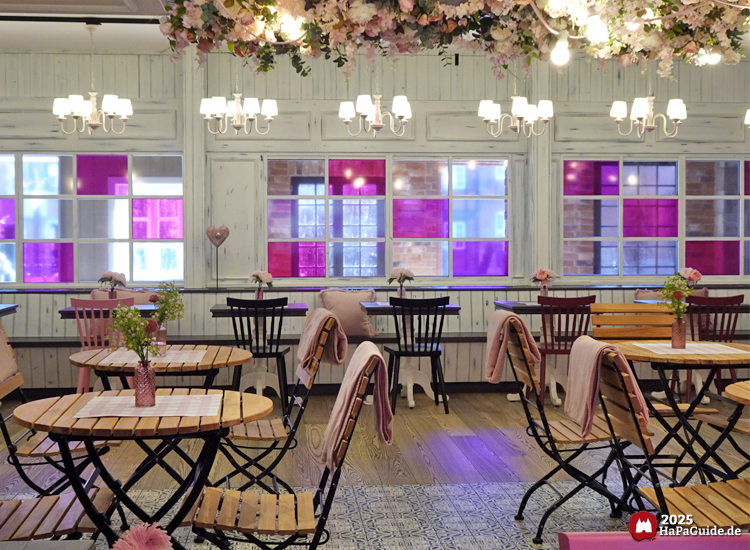 Café Rosa - Blick über Tische zur Fensterfront
