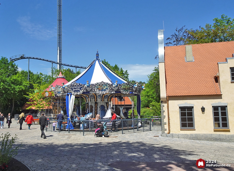 Carrousel Baltique - Seitenansicht mit flämischen Gebäude