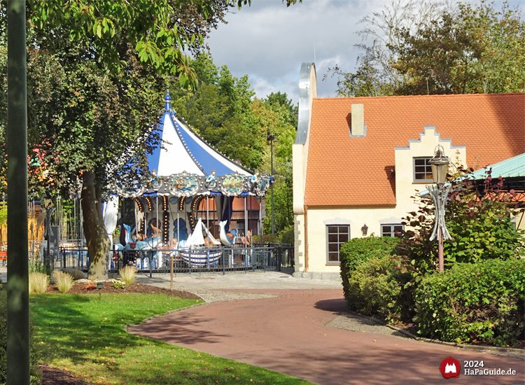 Carrousel Baltique - Seitenansicht Gebäude und Karussell