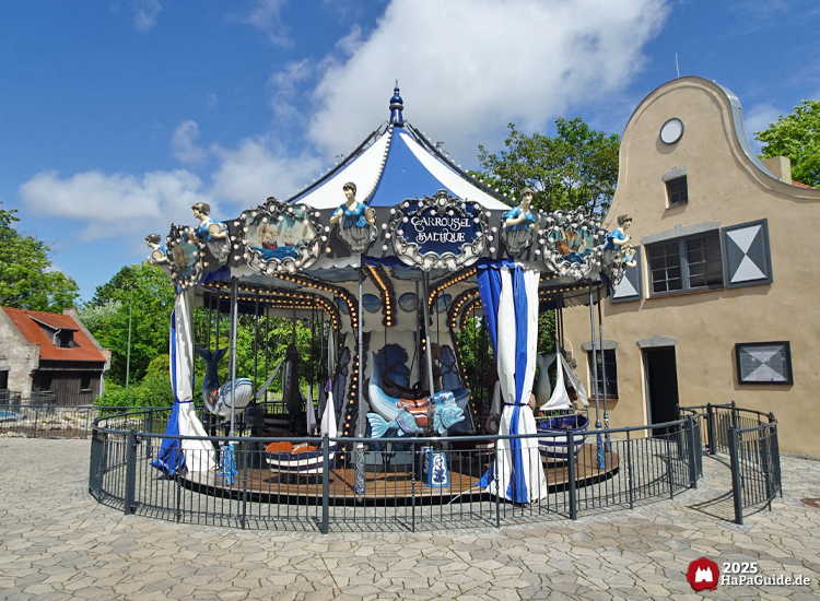 Carrousel Baltique - Das Karussell vor dem flämischen Gebäude