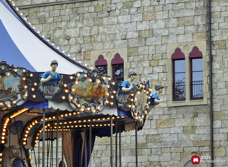 Carrousel Baltique - Gallions Figuren am Dach vor den Mauern des Palacio de Braga