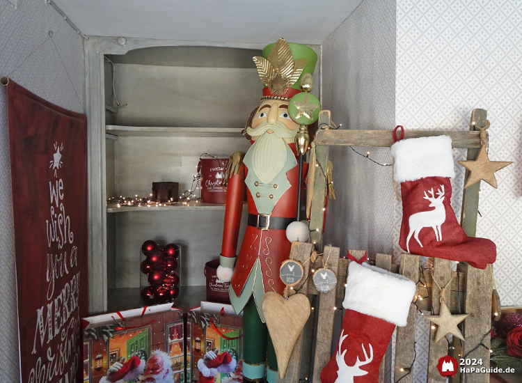 New Lübeck Christmas Shop - Nussknacker und Socken im Schaufenster