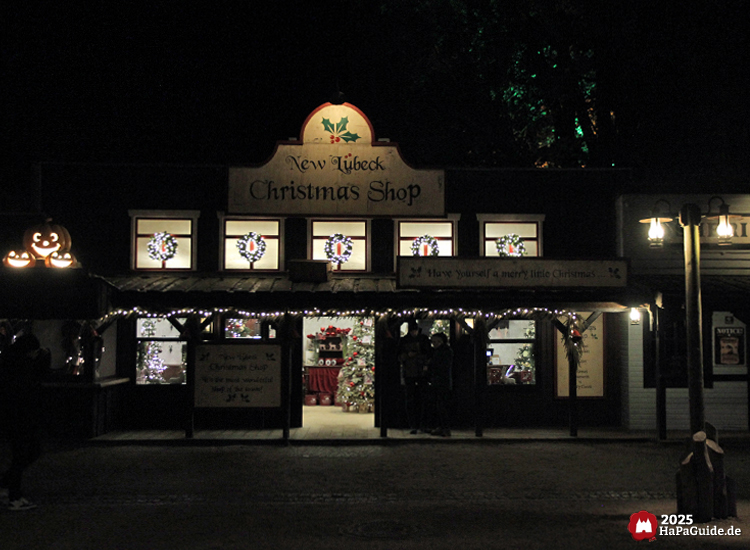 New Lübeck Christmas Shop - Frontalansicht beleuchtet bei Dunkelheit