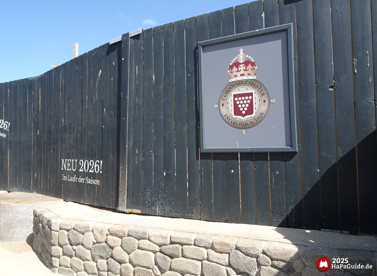 Cornwall Coaster - Bauzaun mit dem Achterbahnlogo