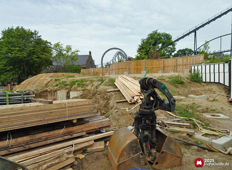 Cornwall Coaster - Lagerndes Holz hinter dem Bauzaun