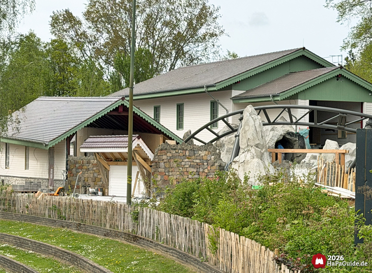 Baustelle des Cornwall Coasters im Hansa-Park: helle Gebäude mit grünen Akzenten, künstliche Felsen, Metallkonstruktion und umgebender Begrünung, Foto Mai 2026 von HaPaGuide.de