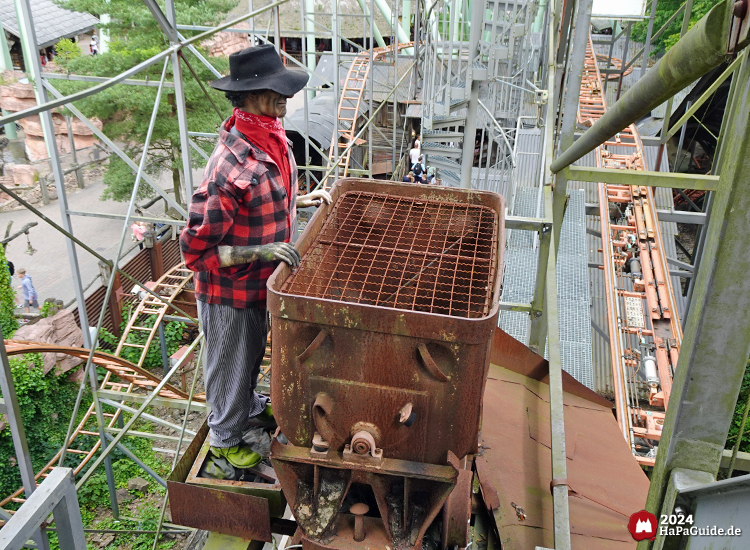 Crazy Mine - Arbeiter in Holzfällerhemd an Minenlore