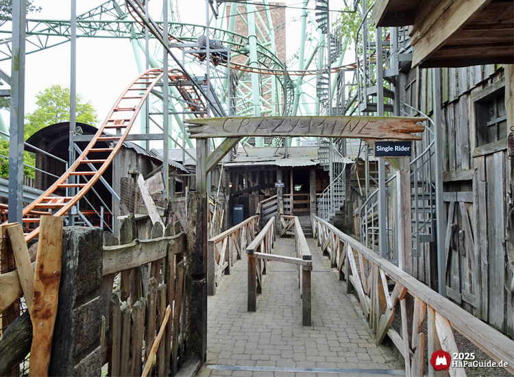 Crazy Mine - Wartebereich mit Durchgangstor Crazy Mine