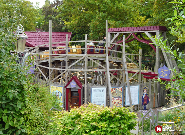 Der kleine Zar - Gesamtansicht Achterbahn durch viel Grün