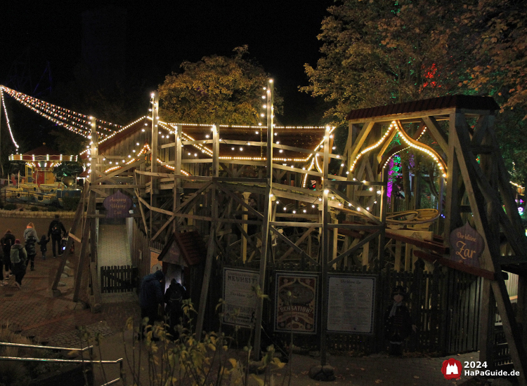 Der kleine Zar - Achterbahn beleuchtet zum Herbstzauber am Meer