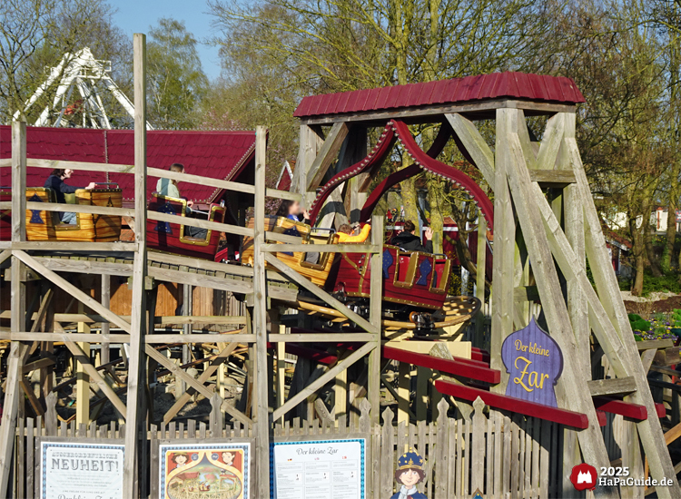 Der kleine Zar - Der Achterbahnzug durchfährt einen Holzbogen in Zwiebenturm-Form
