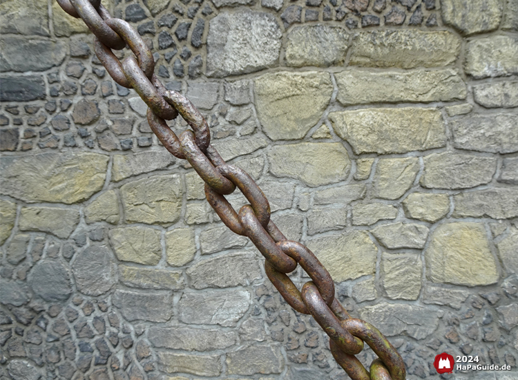 Der Schwur des Kärnan - Kette vor Steinmauer